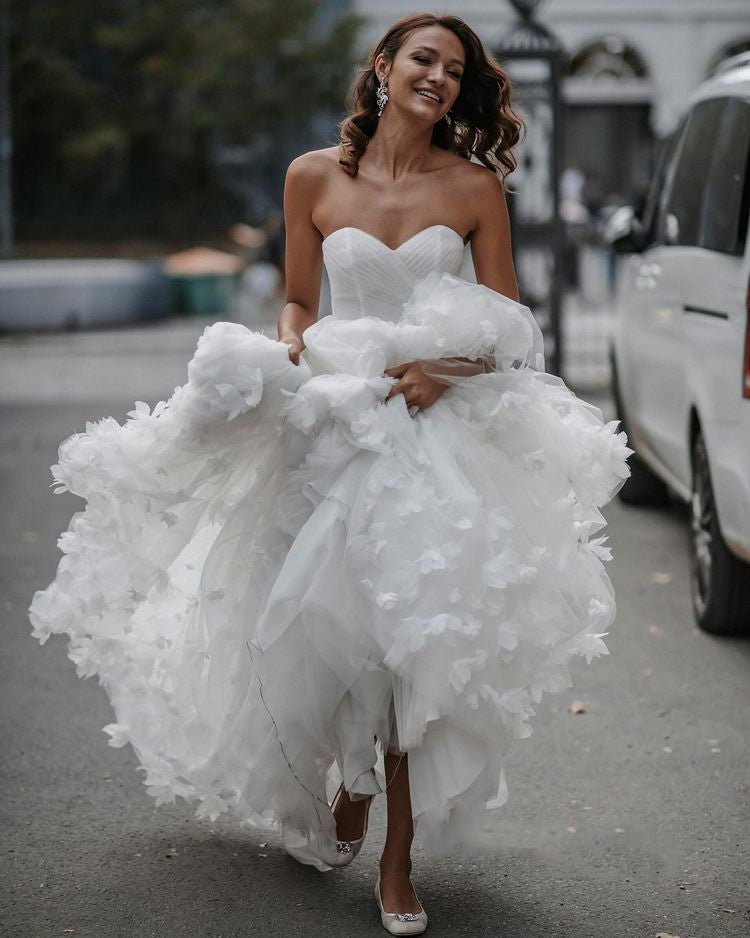 Romantic A-line Sweetheart Sleeveless White Tulle Modest Floral Wedding Dress