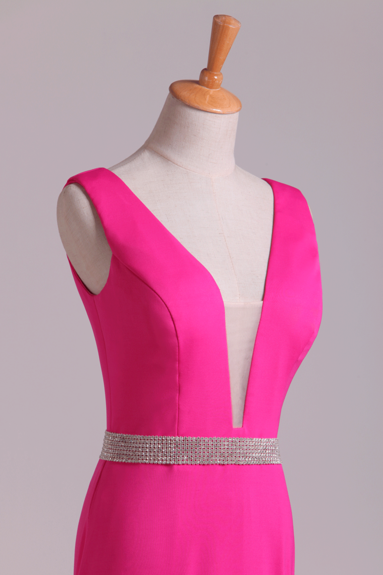 2022 Prom Dresses Open Back Column V Neck Beaded Waistline Sweep Train