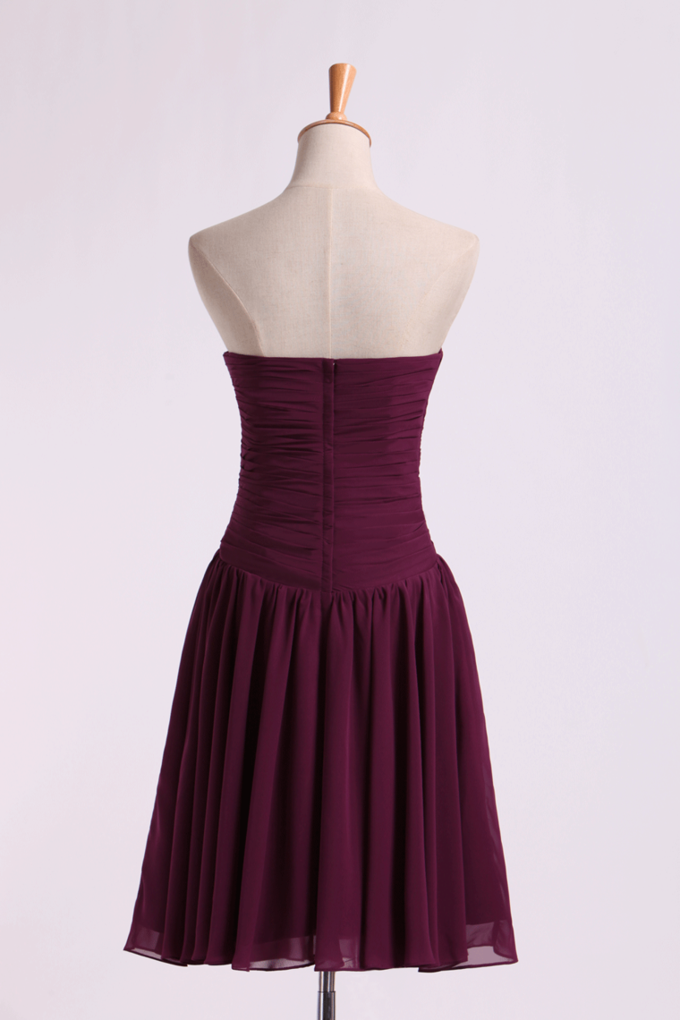 2022 A Line Sweetheart Knee Length Chiffon Bridemaid Dresses With Ruffles