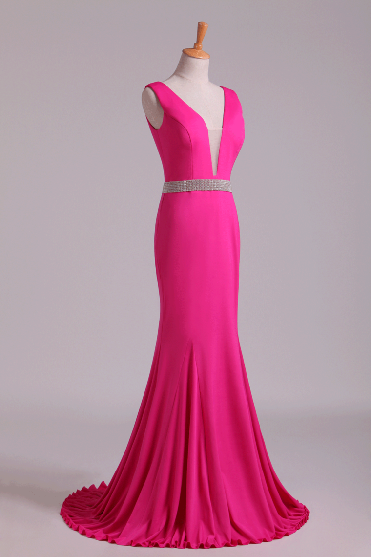 2022 Prom Dresses Open Back Column V Neck Beaded Waistline Sweep Train