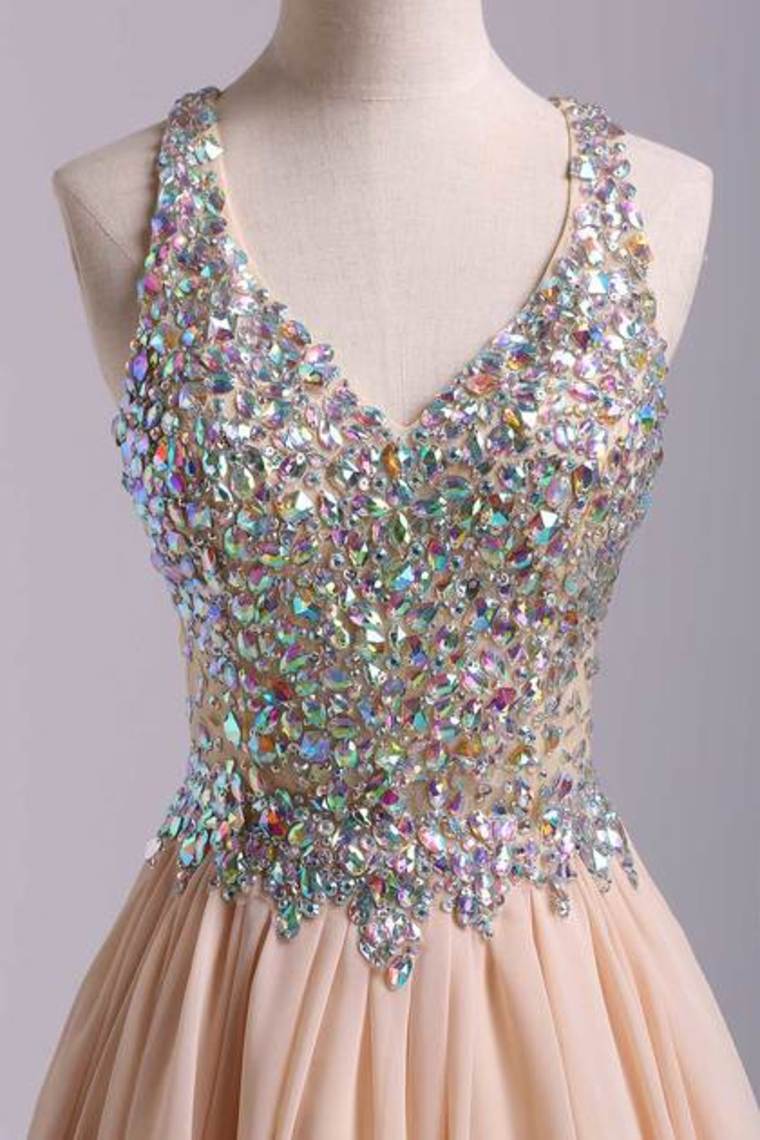 2022 Delicate Short/Mini Halter A Line/Princess Homecoming Dresses Lace&Chiffon Beaded Bodice