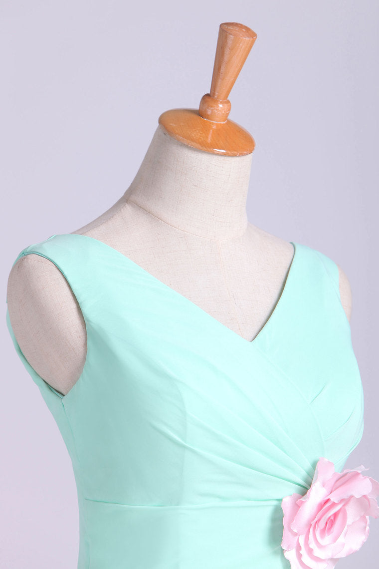 2022 Bridesmaid Dress Straps V Neck Knee Length With Handmade Flower