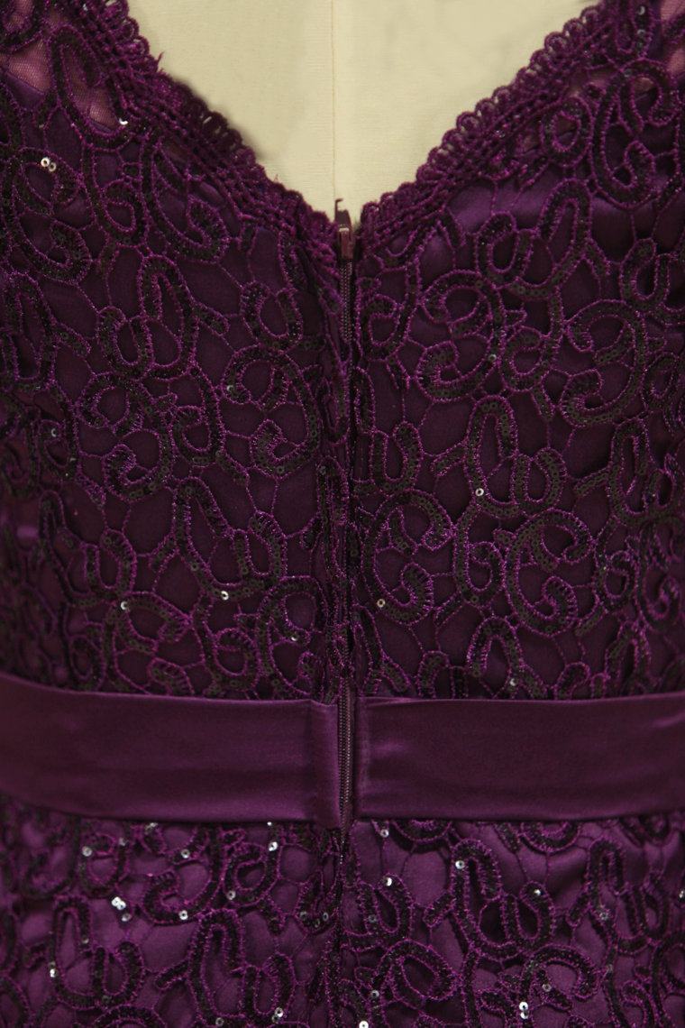 2022 Plus Size Grape Modest Lace Evening Dresses V-Neck Sheath/Column With Applique And Ribbon